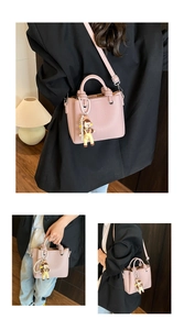 Bolso tipo cubo rosa con grabado de lichi, cadena de perlas y colgante en varias vistas