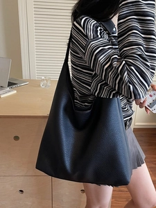 Minimalistische schwarze Schultertasche mit Ledertextur und großem Fassungsvermögen