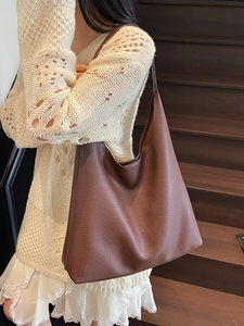Große dunkelbraune Leder-Einkaufstasche für Damen mit minimalistischem Schultergurt