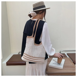 Détail du cabas au crochet fait main avec rayures blanc et beige et texture ajourée