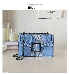 Détail du sac bandoulière bleu clair effet serpent avec boucle noire mate et chaîne chic