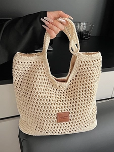 Sac fourre-tout en crochet crème avec maille évidée et patch en cuir à la main