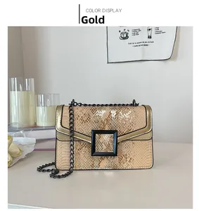 Détail du sac bandoulière doré à motif serpent avec boucle et chaîne en métal