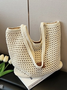 Sac cabas chic en maille ajourée blanc crème avec détail en cuir pour vacances à la plage