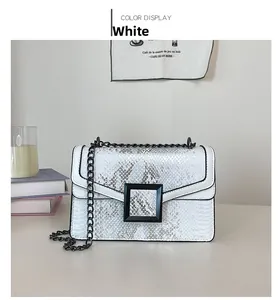 Vue détaillée du sac bandoulière blanc à motif serpent avec boucle carrée noir mat élégante