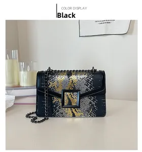 Détail du sac bandoulière noir à motif serpent avec chaîne et finitions pailletées