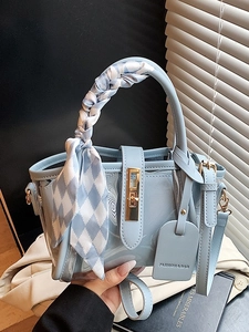 Sac seau bleu ciel en PVC semi-transparent avec foulard décoratif et fermoir tournant doré
