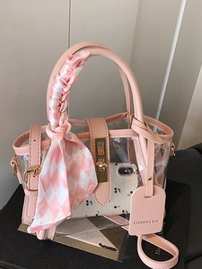 Sac seau en PVC rose avec bordure en cuir, foulard en soie et fermoir rotatif en métal