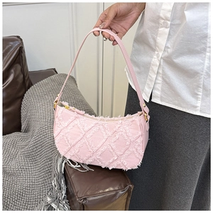 Détails du tissu en denim matelassé rose avec bords effilochés et boucles en métal doré