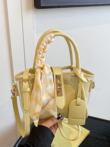 Sac seau jaune avec coutures PVC, poignée foulard et fermoir rotatif métallique