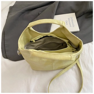 Détail du sac cabas jaune motif crocodile avec fermeture éclair et poche intérieure