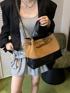 Contrast color tote bag with diamond stitching and metal chain strap for women