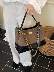 Quilted retro shoulder bag with gold chain and contrast colors for elegant women
