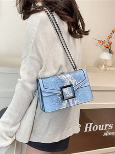 Sac bandoulière bleu à motif serpent avec boucle noire et fine chaîne métal