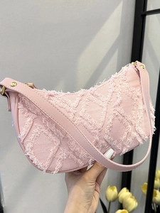 Sac hobo rose en denim matelassé avec franges texturées et bandoulière en cuir