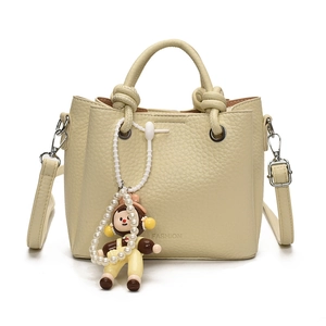 Bolso tipo cubo beige con patrón de lichi, letras FASHION y colgante de dibujos