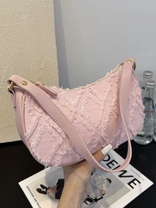 Sac croissant en denim rose avec bords effilochés et détails dorés métalliques chic