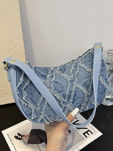 Sac à bandoulière en denim patchwork bleu avec bords effilochés et rivets dorés