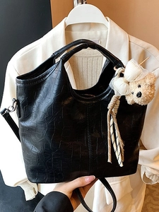 Grand sac cabas noir à motif crocodile avec pendentif ours et bandoulière amovible