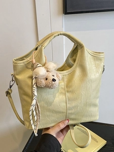Grand sac à main jaune pâle à motif crocodile avec breloque en peluche et foulard en soie