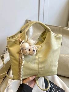 Grand sac à main jaune à motif crocodile avec pendentif chiot en peluche et foulard soyeux