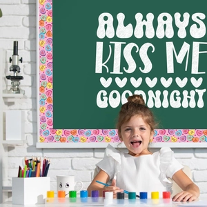 Bordo decorativo con cuori colorati per lavagne e aule con una bambina