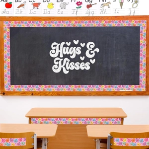 Lavagna di classe decorata con bordi colorati a forma di cuori di San Valentino