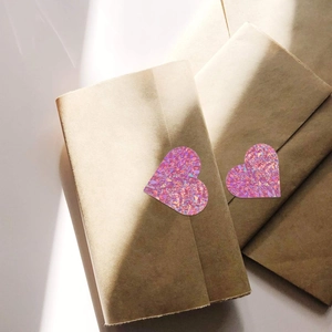 Adesivi laser a cuore olografico su buste in kraft con riflessi per pacchetti regalo