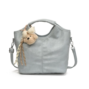 Borsa a mano azzurra da donna stampa coccodrillo con ciondolo orsetto e tracolla sottile