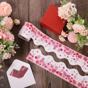 Rotolo di adesivi smerlati per San Valentino con motivi a cuore e fiori di ciliegio