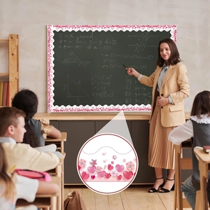 Dettaglio di adesivi smerlati con cuori e fiori per decorazione di bacheche scolastiche