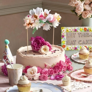 Detailed close-up of floral cake topper with white and pink flowers for wedding decoration