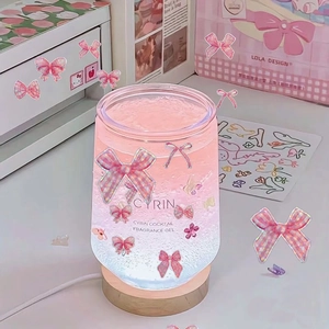 Gel parfumé rose dans un flacon en verre avec base en bois et autocollants nœuds