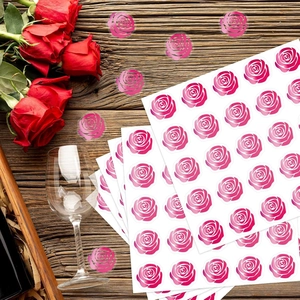 Adesivi decorativi con rose rosa su legno scuro per sigilli regalo romantici e fai-da-te