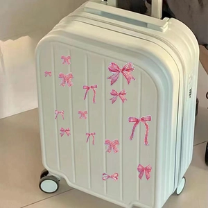 Autocollants laser nœuds roses sur une valise blanche pour décoration de voyage