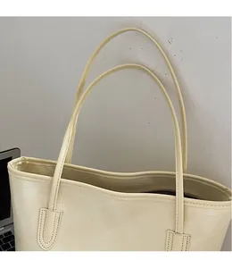 Détail du sac cabas blanc crème avec motif crocodile et fines bretelles confortables