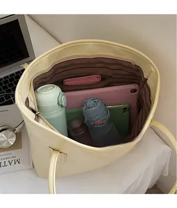 Vue intérieure montrant la grande capacité et les poches du sac cabas crème crocodile