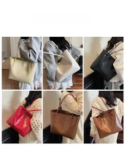 Collage de modèles portant des sacs cabas en texture crocodile en cinq couleurs