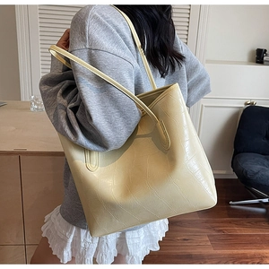 Détail d'un grand sac cabas crème avec motif crocodile et intérieur spacieux pratique