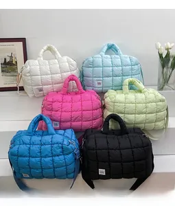 Collezione di borse a tracolla trapuntate in sei colori su gradini bianchi puliti