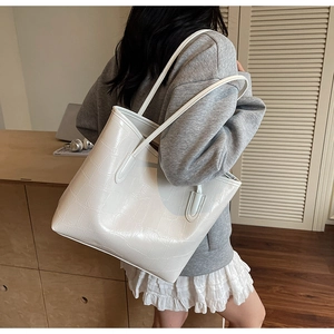 Détail du sac cabas blanc cassé avec gaufrage crocodile et longues bandoulières