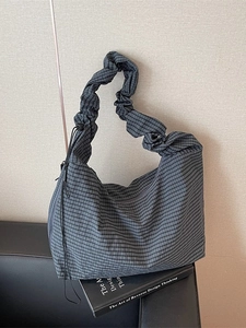 Sac hobo minimaliste à carreaux gris avec bandoulière plissée et détail cordon