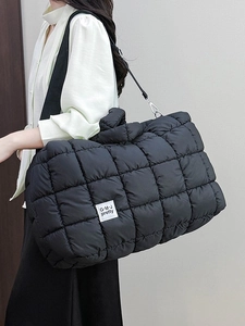 Borsa a tracolla trapuntata nera oversize in nylon morbido con spallina larga