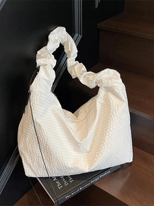 Sac hobo blanc à texture bulle avec anse froncée et grande capacité sur escalier