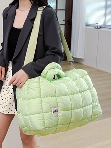 Borsa a tracolla trapuntata verde chiaro con tracolla regolabile per uso quotidiano