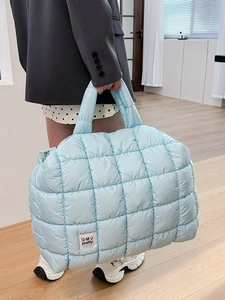 Grande borsa tote trapuntata celeste con spalline imbottite e design moderno morbido