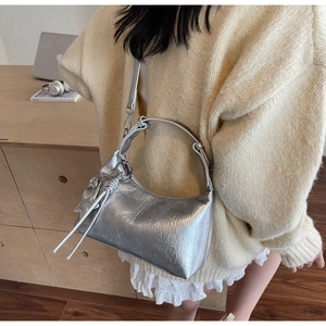 Sac bandoulière argenté avec breloques étoiles et détails de texture plissée uniques