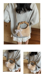 Détail d'un sac bandoulière beige tissé avec nœud en dentelle blanche et perles