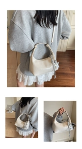 Vues détaillées du sac hobo blanc brillant avec breloque étoile argentée et pompon