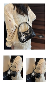 Détail du sac à bandoulière en cuir verni noir avec un pendentif étoile argenté